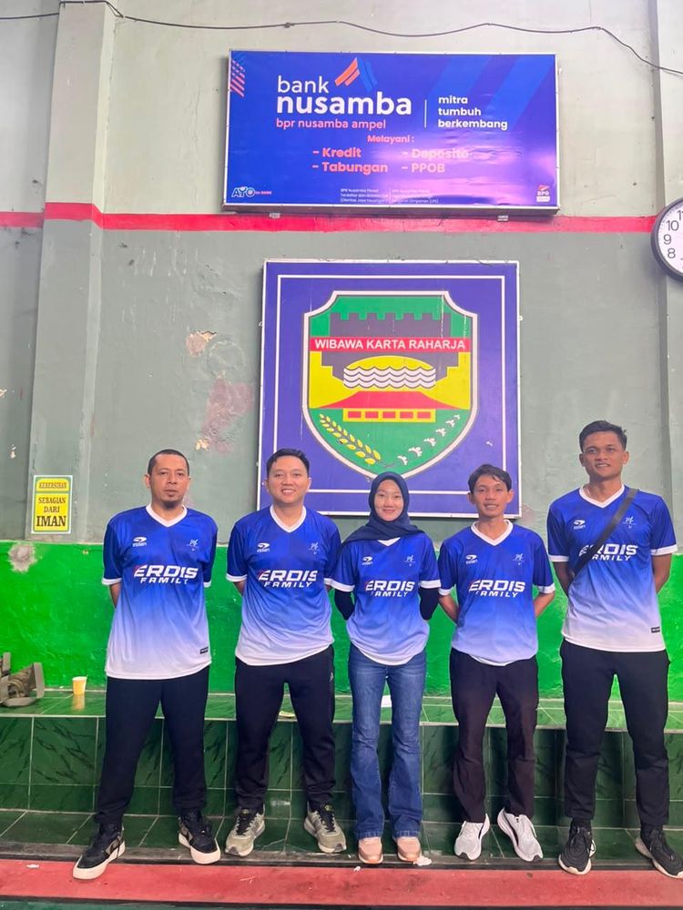 Lima pelatih Mandiri Campaka berdiri bersama dalam jersey biru klub