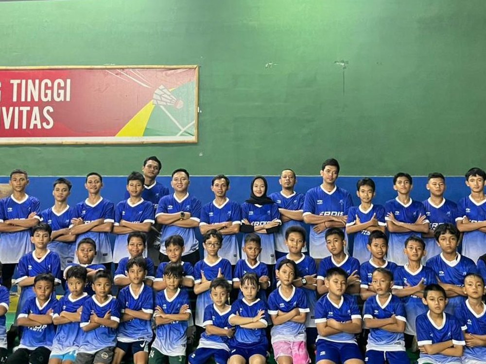 Atlet dan pelatih Mandiri Campaka berfoto bersama dalam jersey biru klub