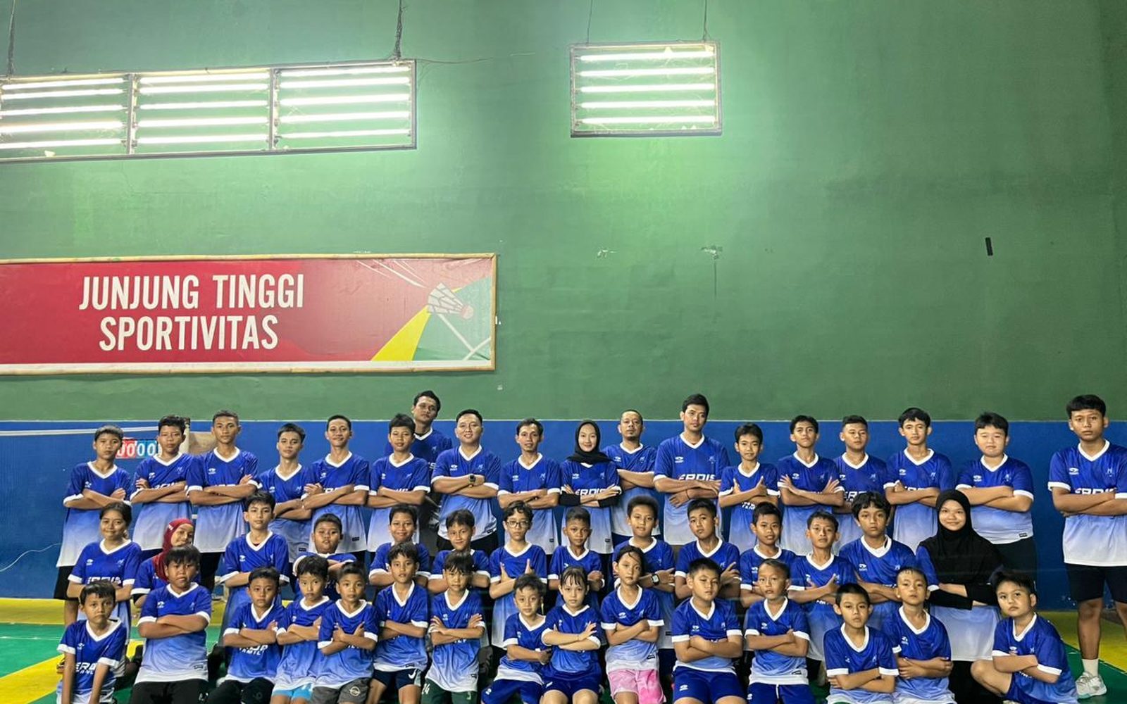 Atlet dan pelatih Mandiri Campaka berfoto bersama dalam jersey biru klub