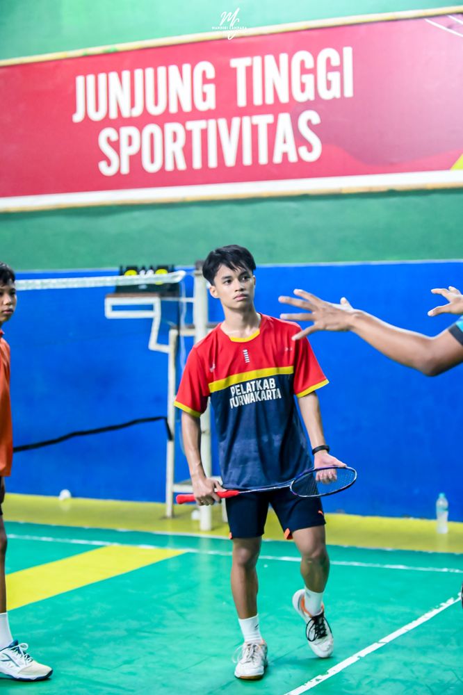 Atlet berjersey Pelatkab Purwakarta bersiap di lapangan